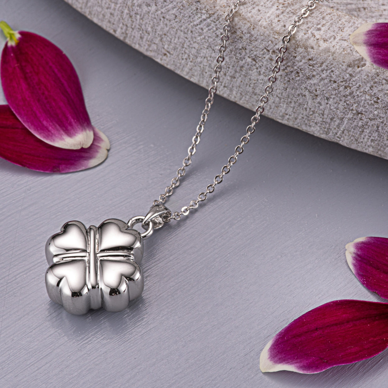 Load image into Gallery viewer, EverWith Self-fill Traditional Clover Memorial Ashes Pendant